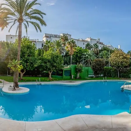 2 Bedroom With Pool And Parking In Puerto Banus شقة *