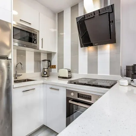 2 Bedroom With Pool And Parking In Puerto Banus شقة